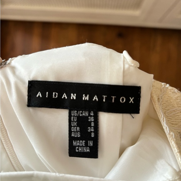 Off-white floral lace sheath dress - Picture 2 of 3